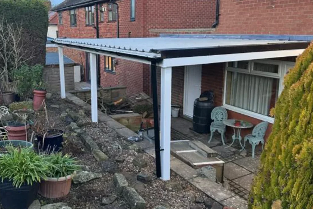 lean-to-hull A lean-to in the back of a house in Hull.